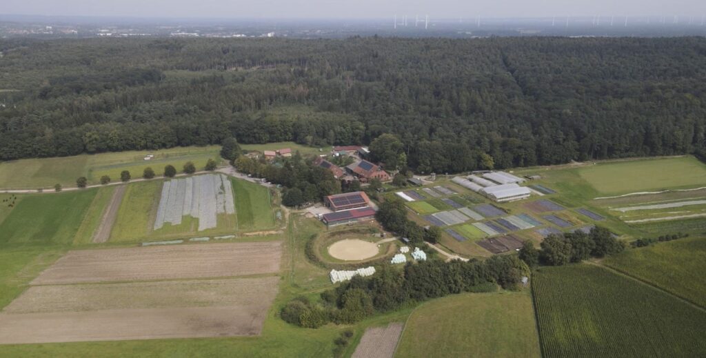 Luftaufnahme von Hof Pente: Gebäude, Felder, Hecken und Wald im Osnabrücker Land